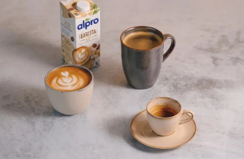 Drei Kaffeetassen mit der Alpro Barista Hafermilch